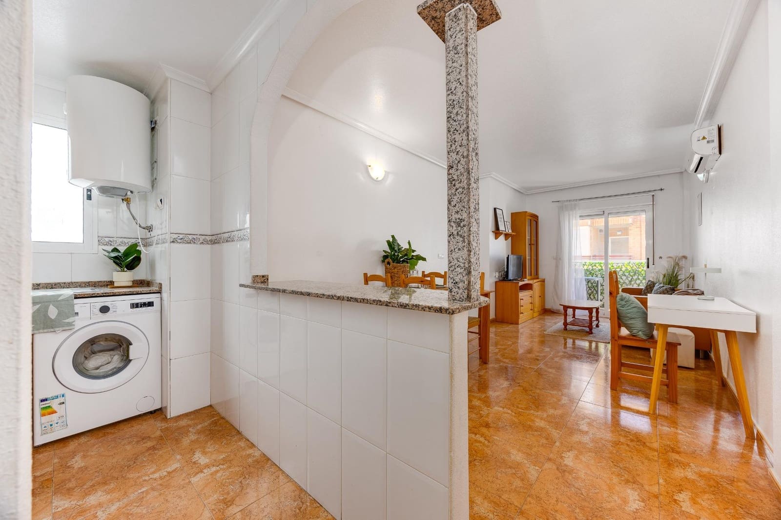 2 makuuhuone Huoneisto myytävänä paikassa Torrevieja mukana uima-altaan - 149 500 € (Ref: 10115900)