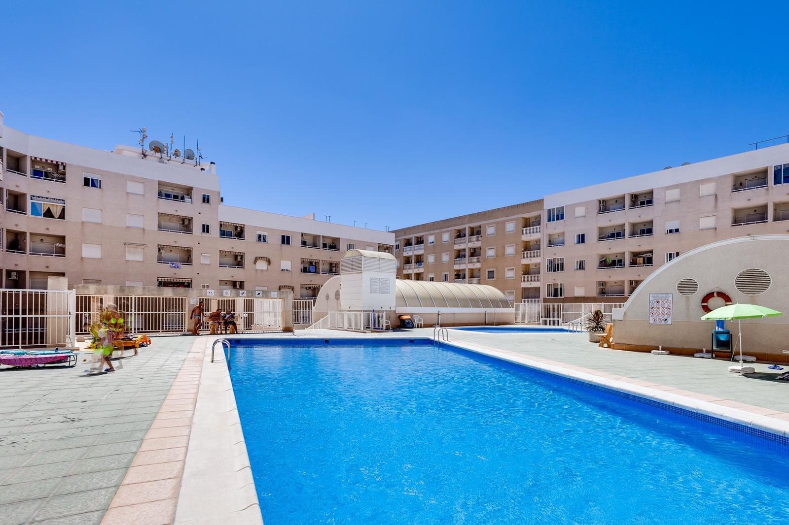2 makuuhuone Huoneisto myytävänä paikassa Torrevieja mukana uima-altaan - 149 500 € (Ref: 10115900)