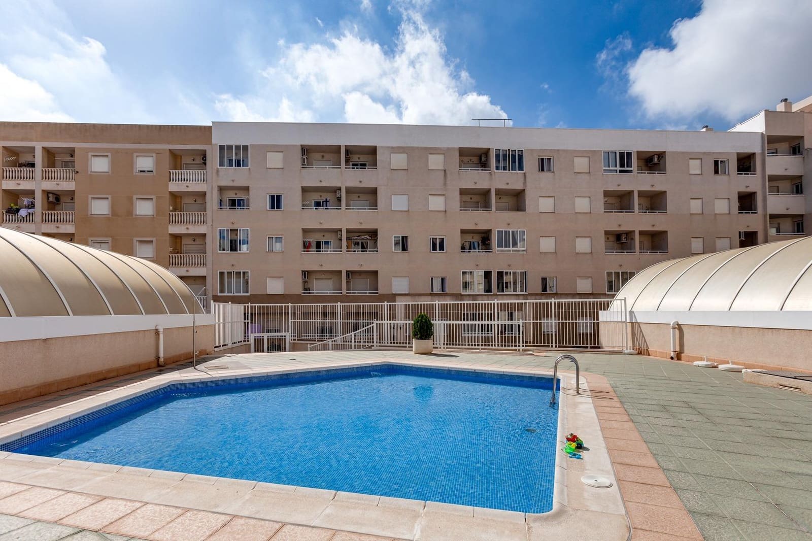 2 makuuhuone Huoneisto myytävänä paikassa Torrevieja mukana uima-altaan - 149 500 € (Ref: 10115900)
