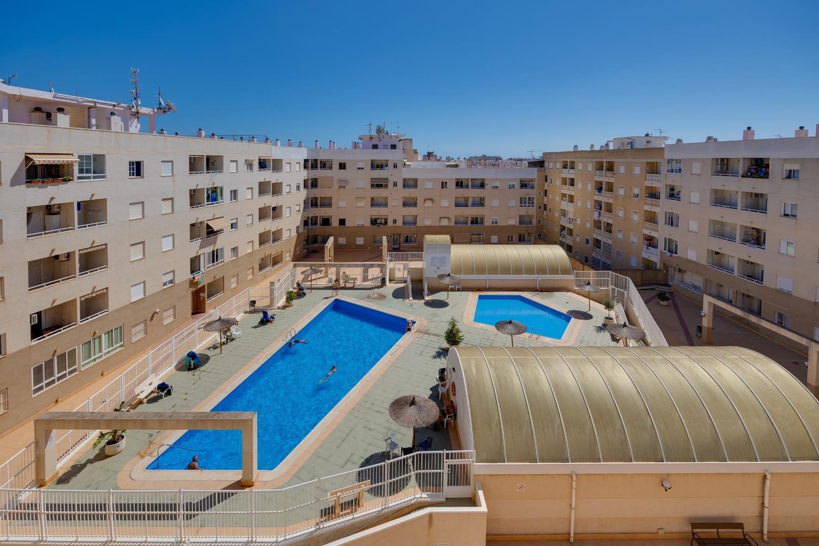 2 makuuhuone Huoneisto myytävänä paikassa Torrevieja mukana uima-altaan - 149 500 € (Ref: 10115900)