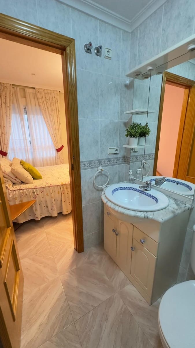 3 slaapkamer Appartement te huur in Torrevieja - € 1.200 (Ref: 10171715)