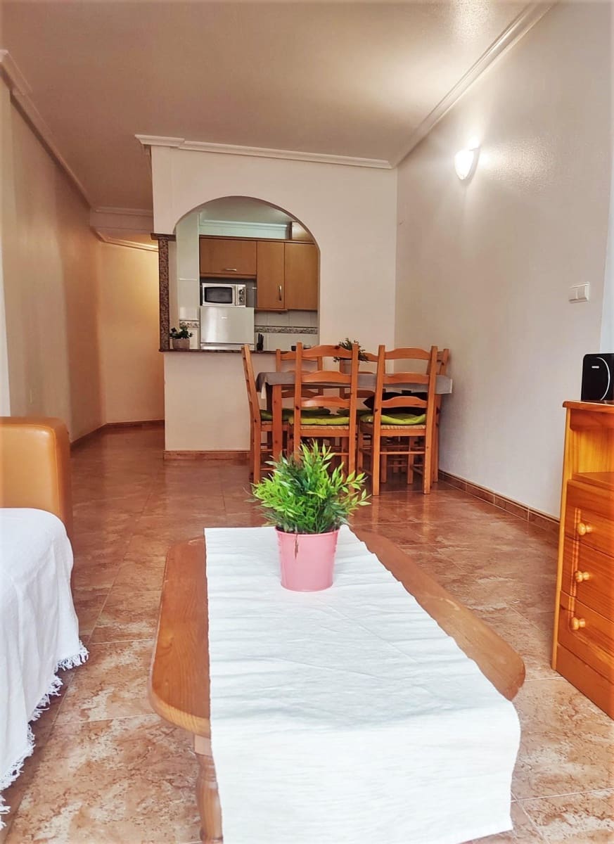 2 slaapkamer Appartement te huur in Torrevieja met zwembad - € 750 (Ref: 7097926)