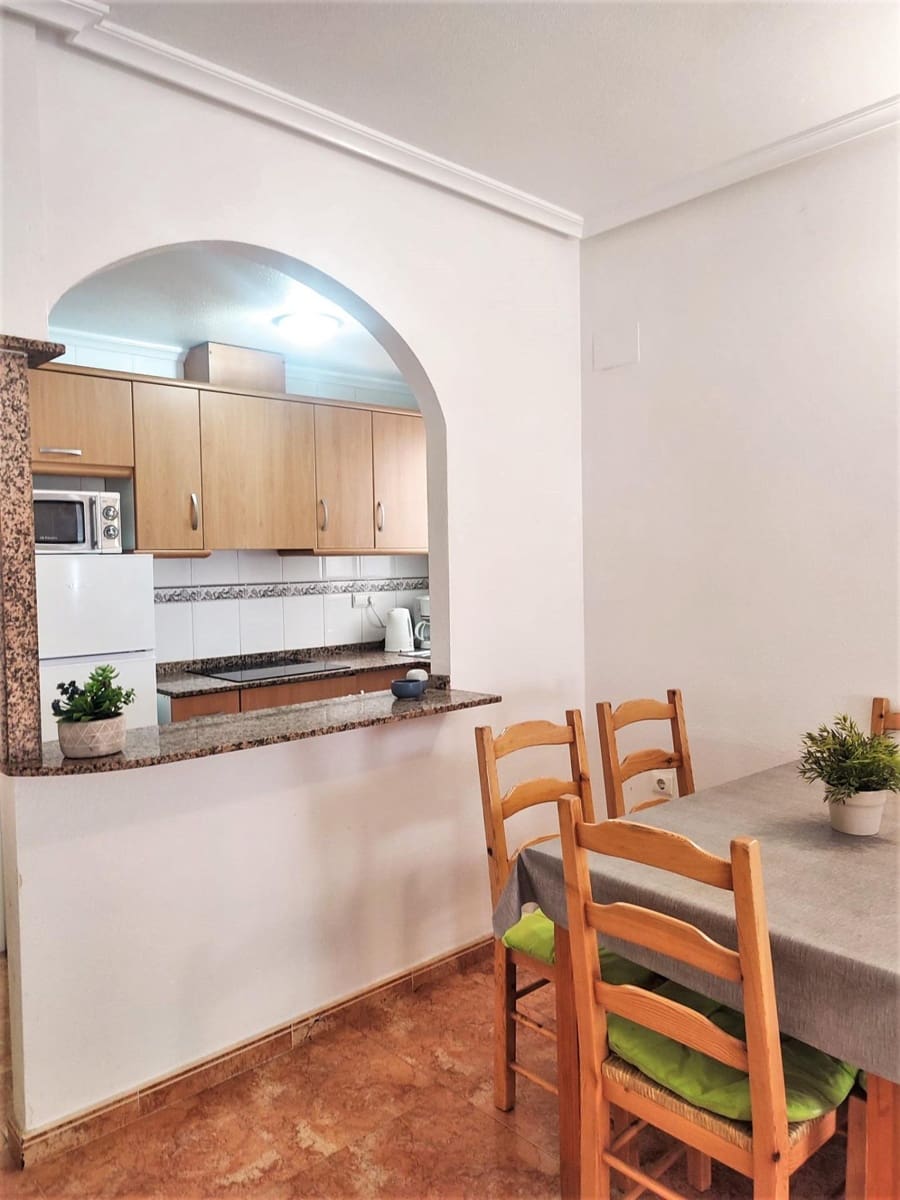 2 slaapkamer Appartement te huur in Torrevieja met zwembad - € 750 (Ref: 7097926)