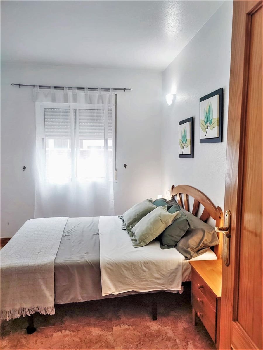 2 slaapkamer Appartement te huur in Torrevieja met zwembad - € 750 (Ref: 7097926)