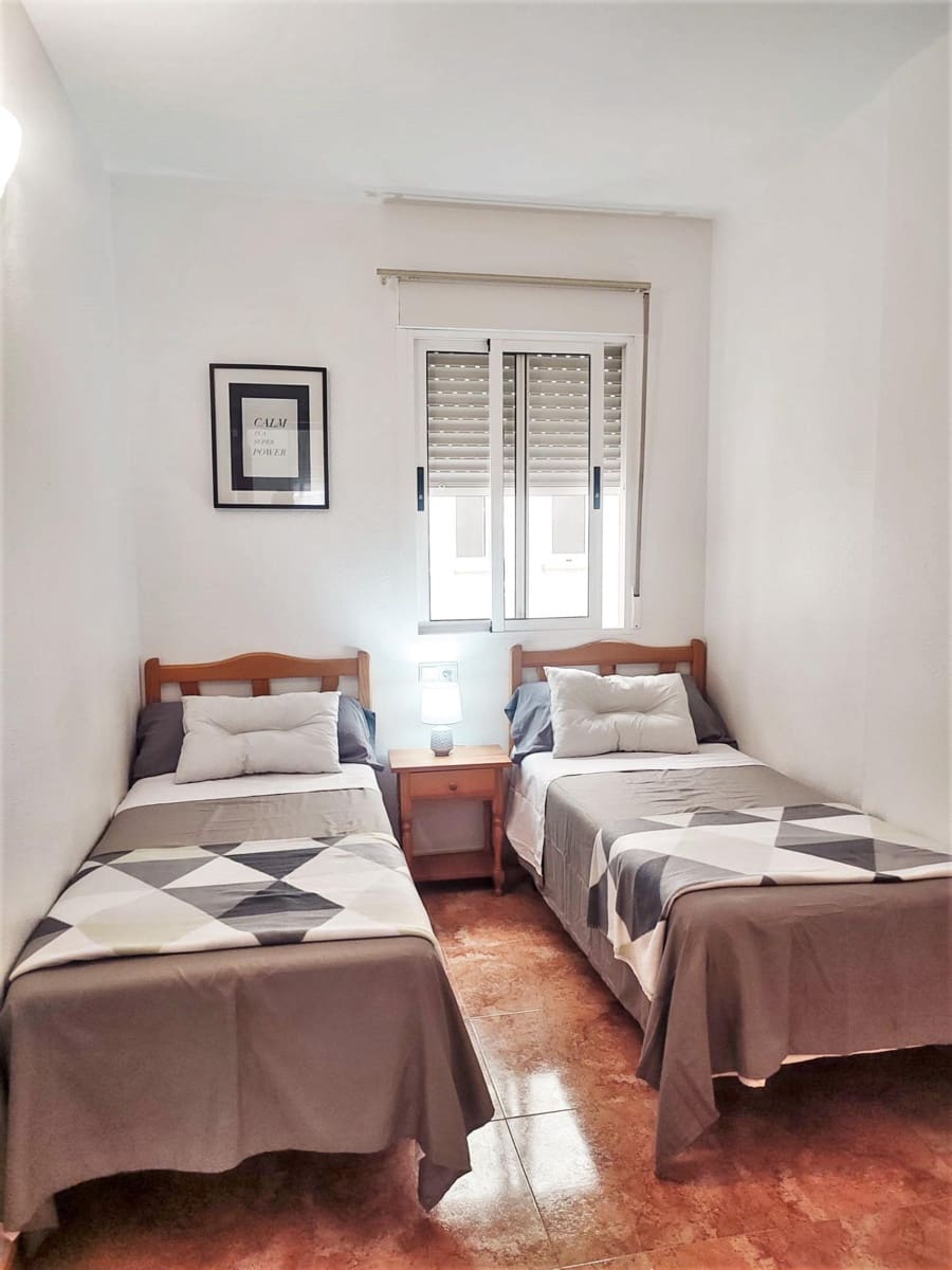 2 slaapkamer Appartement te huur in Torrevieja met zwembad - € 750 (Ref: 7097926)