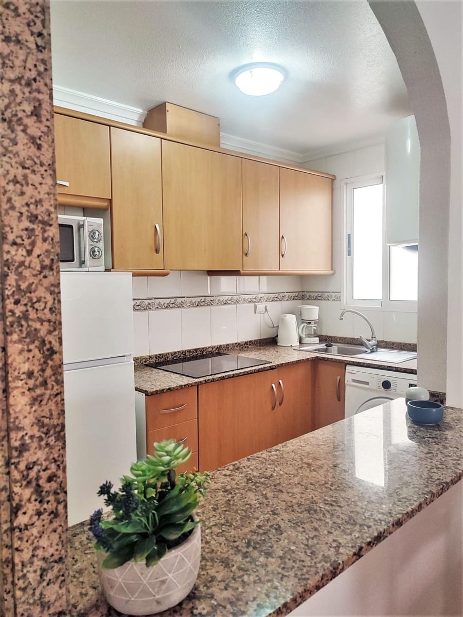 2 slaapkamer Appartement te huur in Torrevieja met zwembad - € 750 (Ref: 7097926)