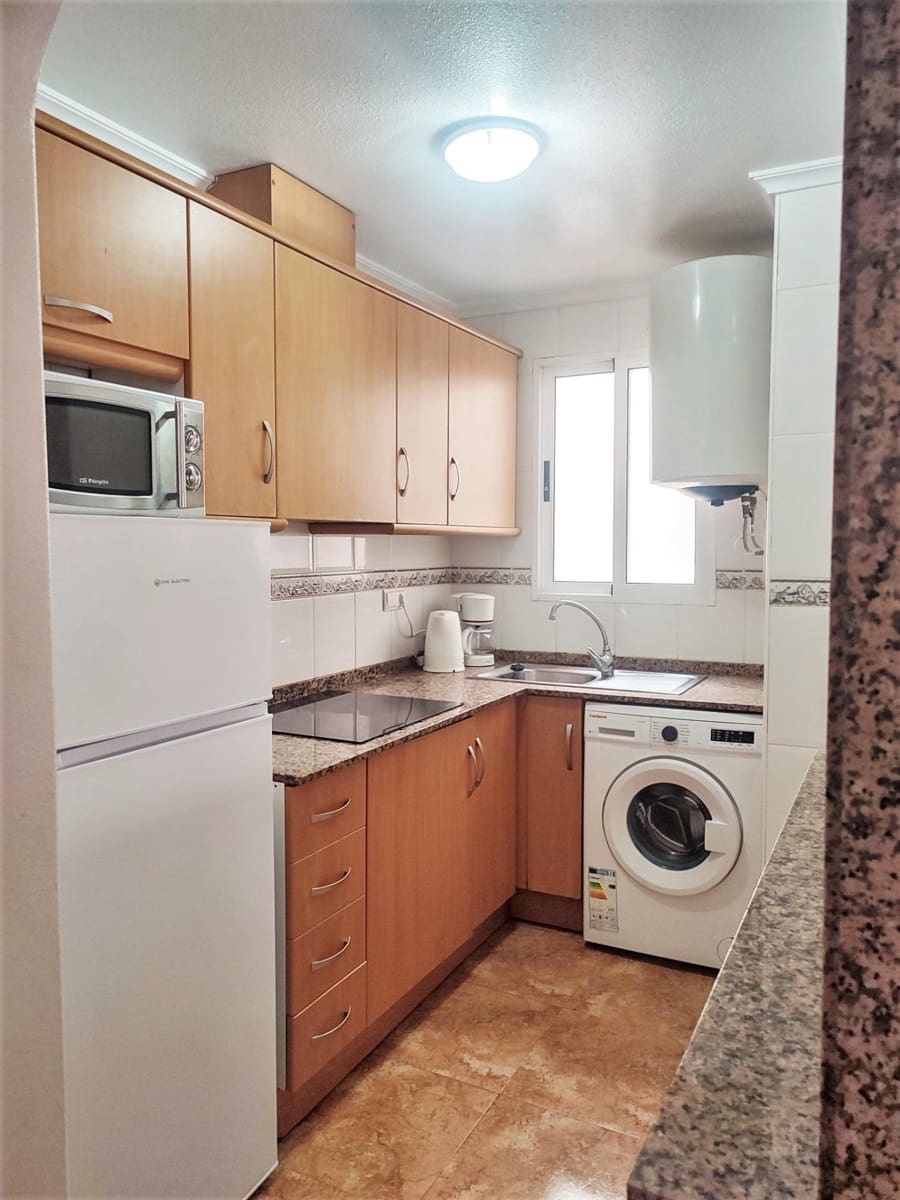 2 slaapkamer Appartement te huur in Torrevieja met zwembad - € 750 (Ref: 7097926)