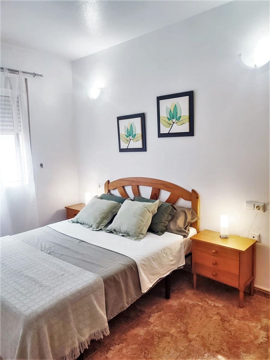 2 slaapkamer Appartement te huur in Torrevieja met zwembad - € 750 (Ref: 7097926)