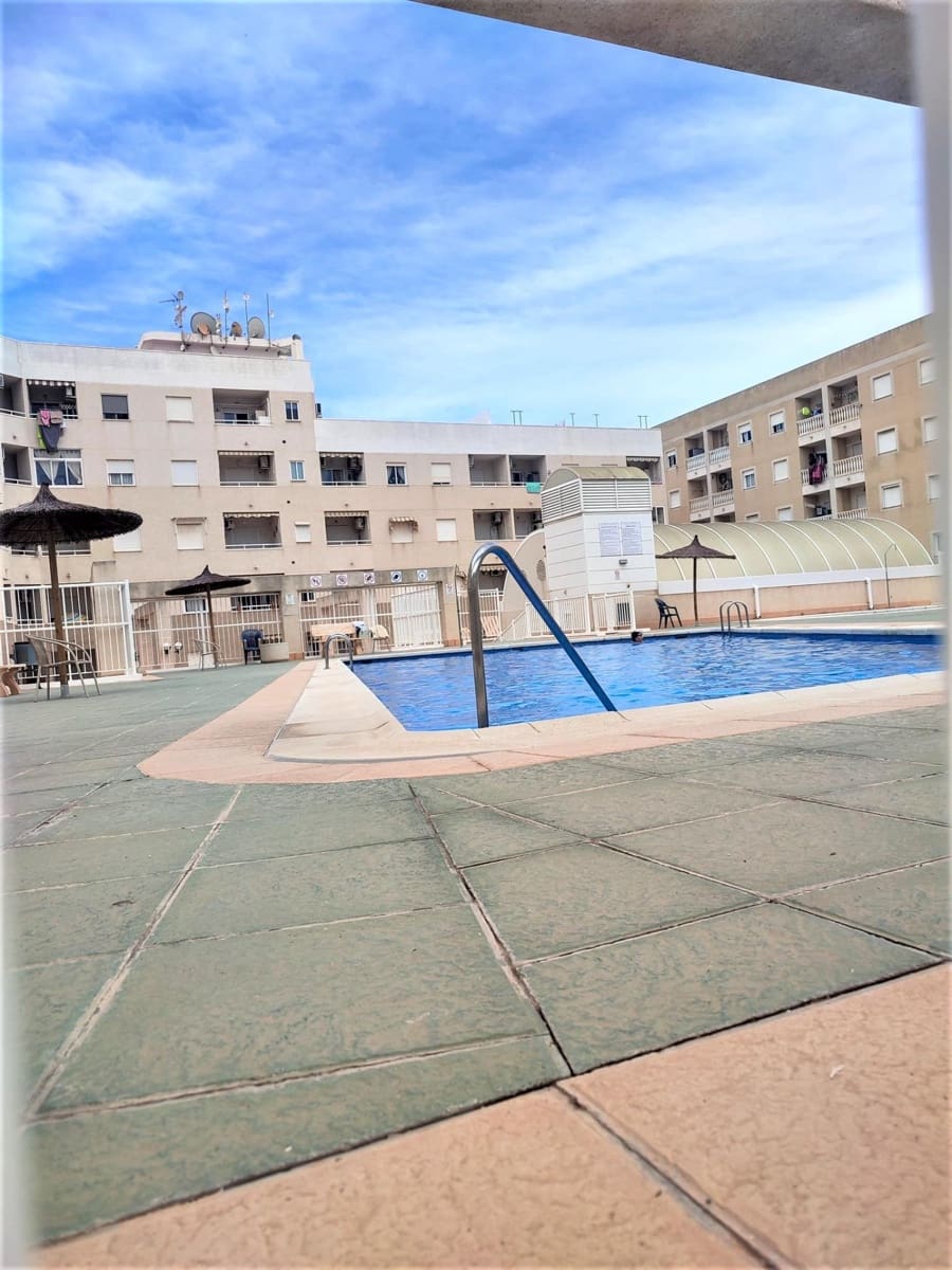2 slaapkamer Appartement te huur in Torrevieja met zwembad - € 750 (Ref: 7097926)