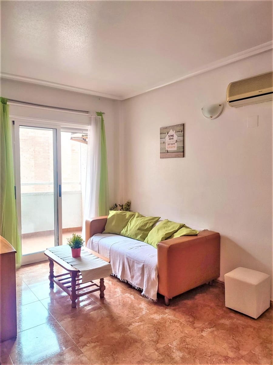 2 slaapkamer Appartement te huur in Torrevieja met zwembad - € 750 (Ref: 7097926)