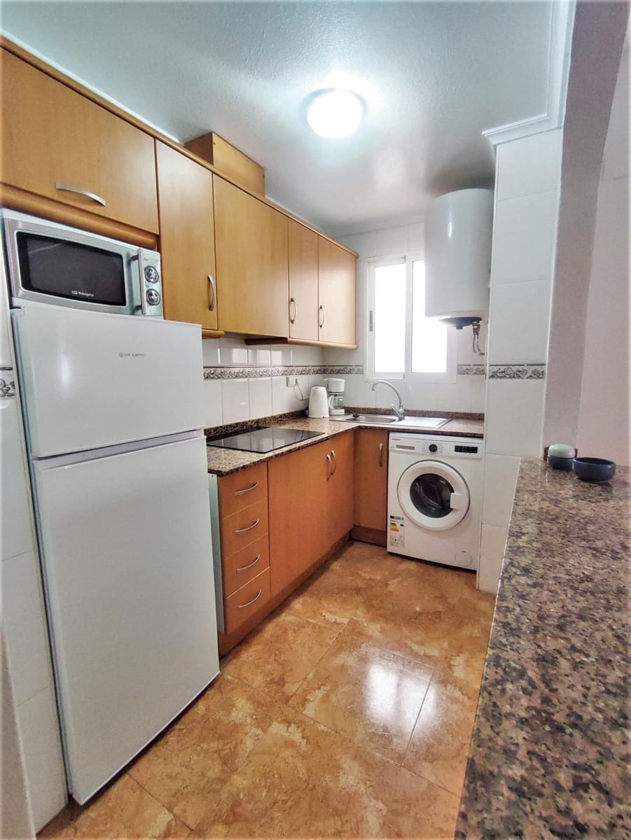 2 slaapkamer Appartement te huur in Torrevieja met zwembad - € 750 (Ref: 7097926)