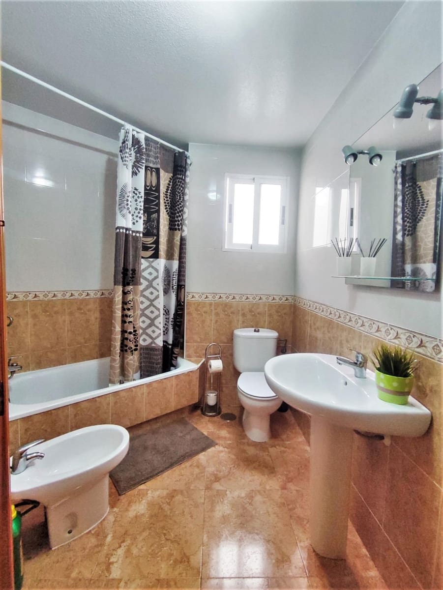 2 slaapkamer Appartement te huur in Torrevieja met zwembad - € 750 (Ref: 7097926)