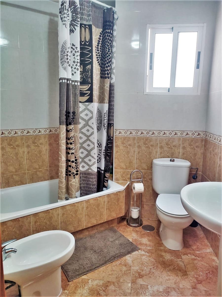 2 slaapkamer Appartement te huur in Torrevieja met zwembad - € 750 (Ref: 7097926)