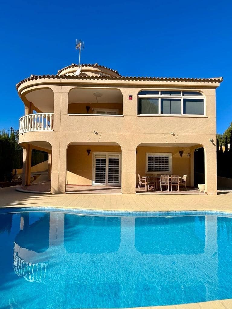 4 bedroom Villa for sale in Torrevieja with pool - € 600,000 (Ref: 8133865)