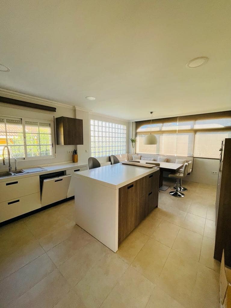 4 bedroom Villa for sale in Torrevieja with pool - € 600,000 (Ref: 8133865)