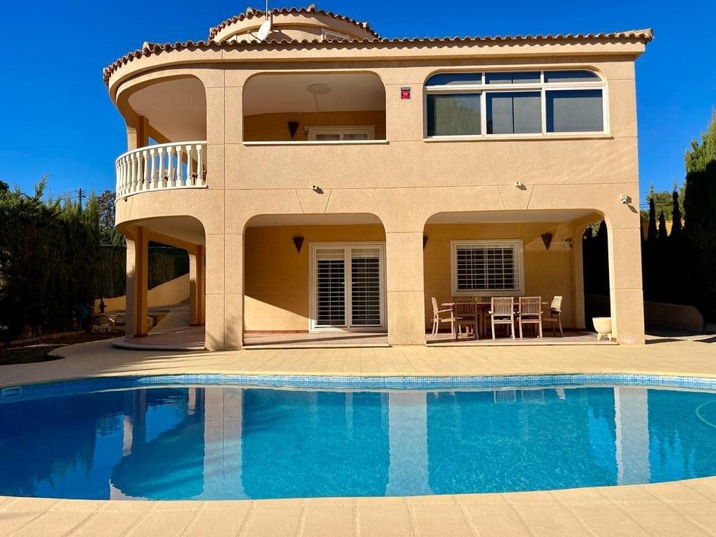 4 bedroom Villa for sale in Torrevieja with pool - € 600,000 (Ref: 8133865)