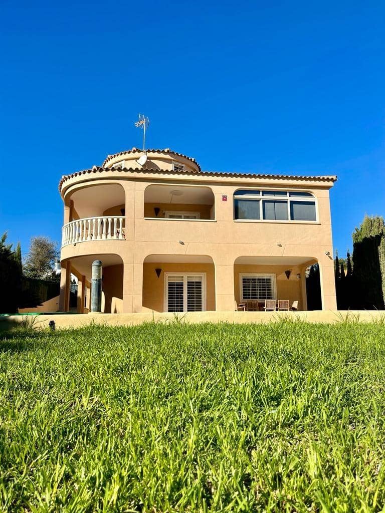 4 bedroom Villa for sale in Torrevieja with pool - € 600,000 (Ref: 8133865)