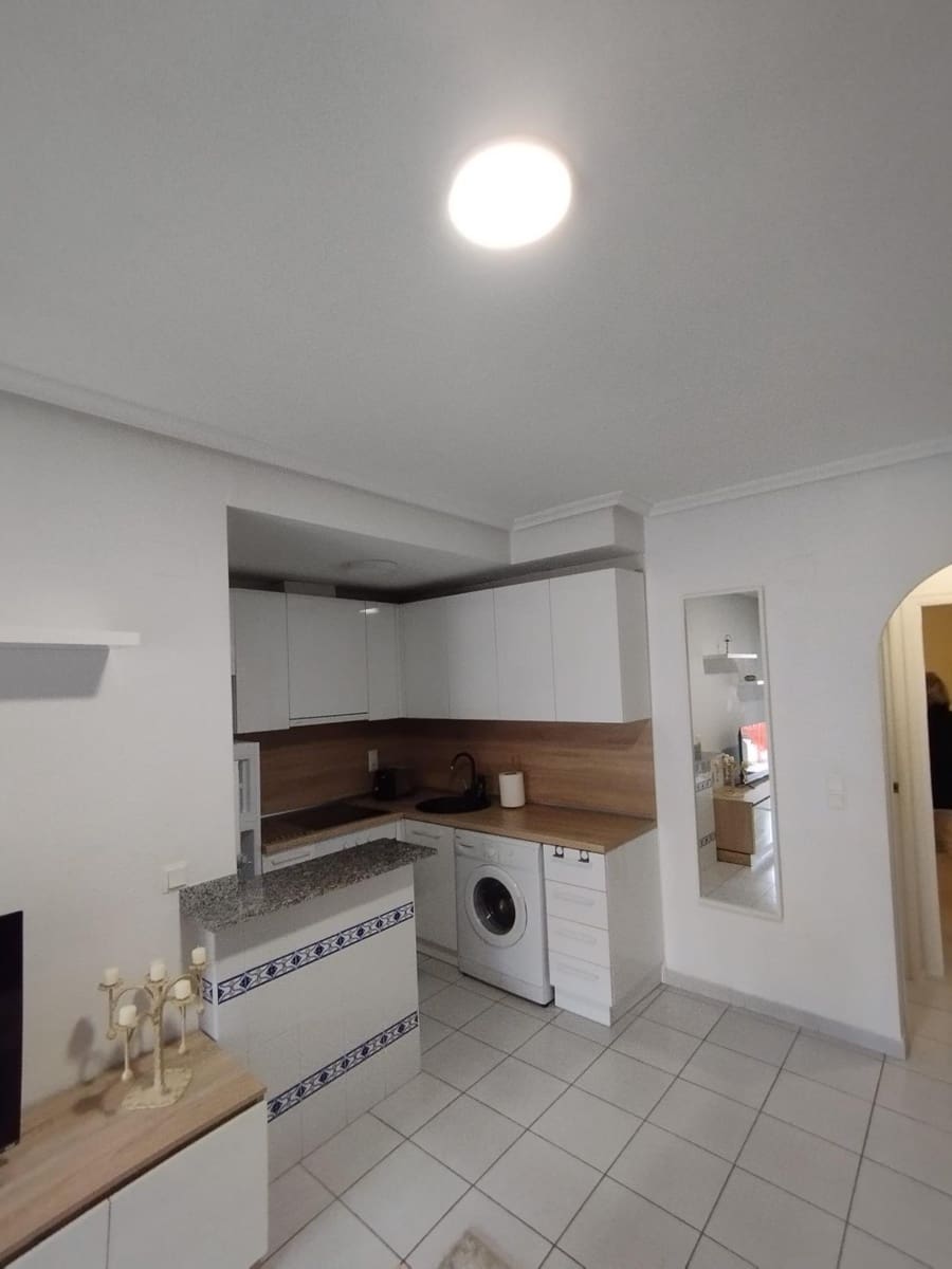 Bungalow de 1 habitación en Torrevieja en alquiler con piscina - 700 € (Ref: 8886290)