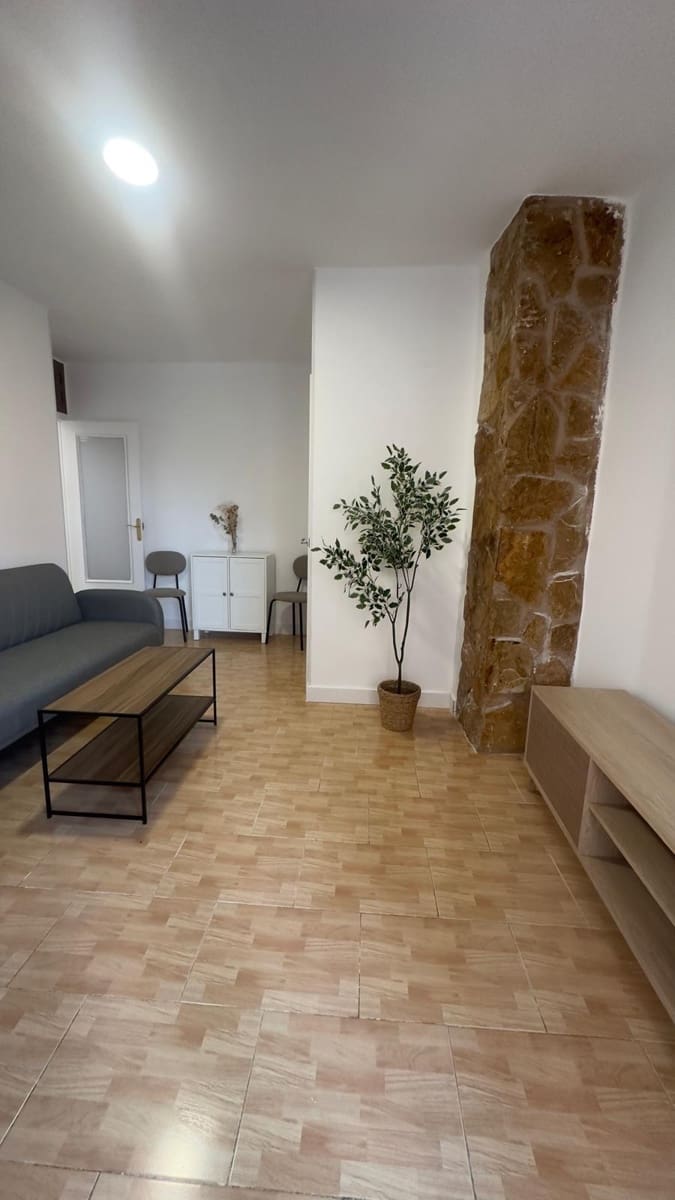 3 slaapkamer Appartement te huur in Torrevieja - € 750 (Ref: 8950635)