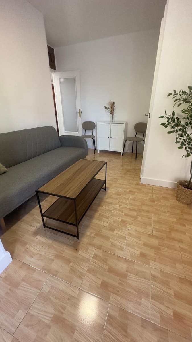 3 slaapkamer Appartement te huur in Torrevieja - € 750 (Ref: 8950635)