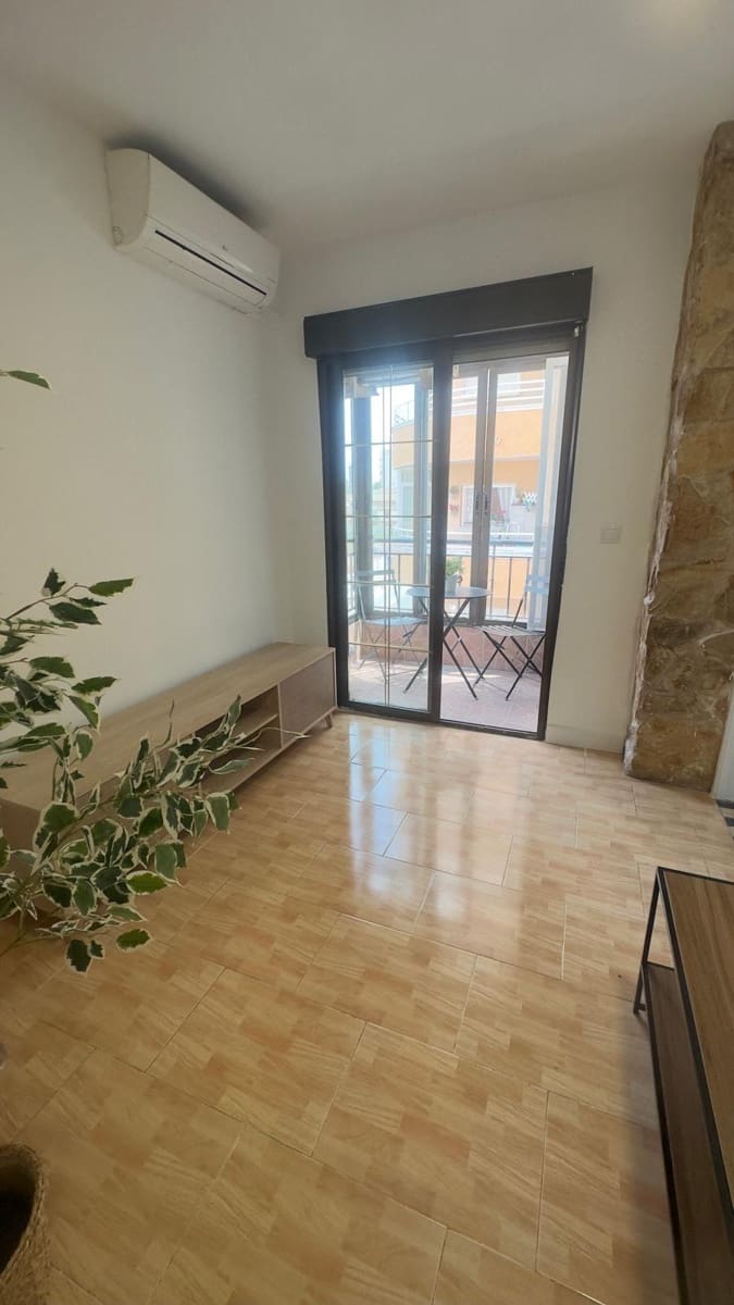 3 slaapkamer Appartement te huur in Torrevieja - € 750 (Ref: 8950635)