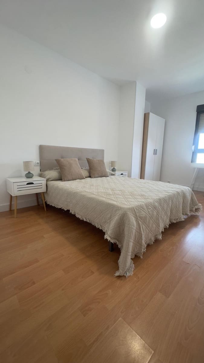 3 slaapkamer Appartement te huur in Torrevieja - € 750 (Ref: 8950635)