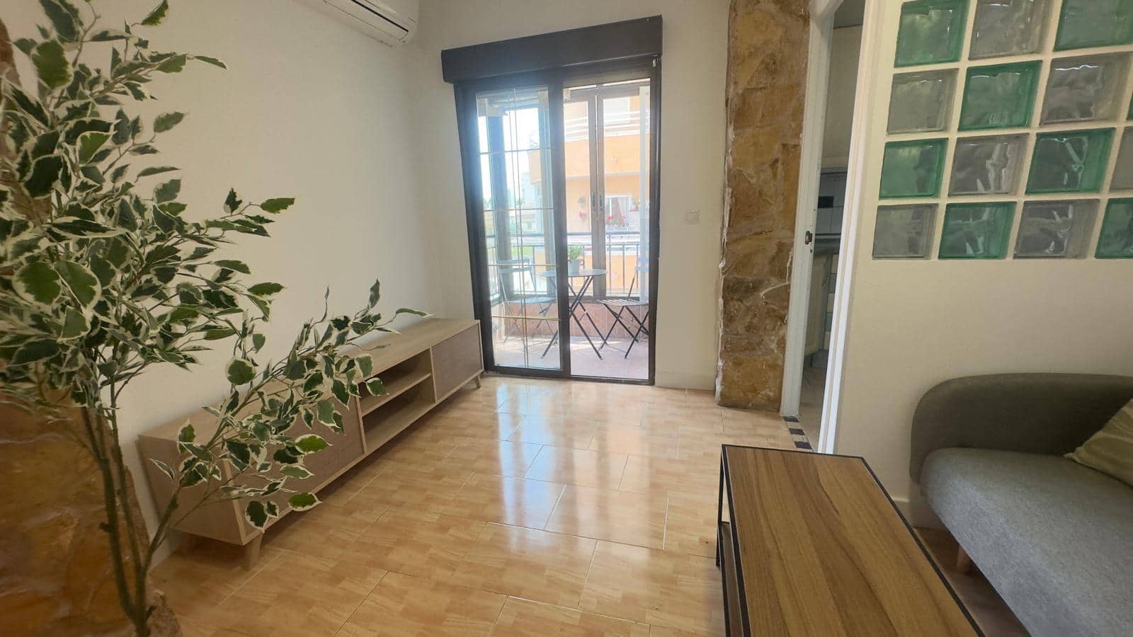 3 slaapkamer Appartement te huur in Torrevieja - € 750 (Ref: 8950635)