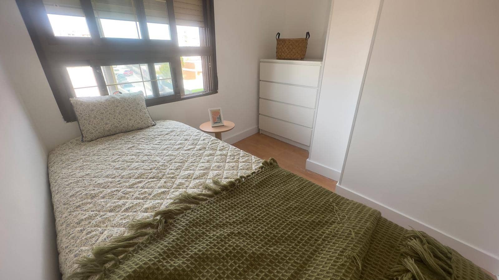 3 slaapkamer Appartement te huur in Torrevieja - € 750 (Ref: 8950635)