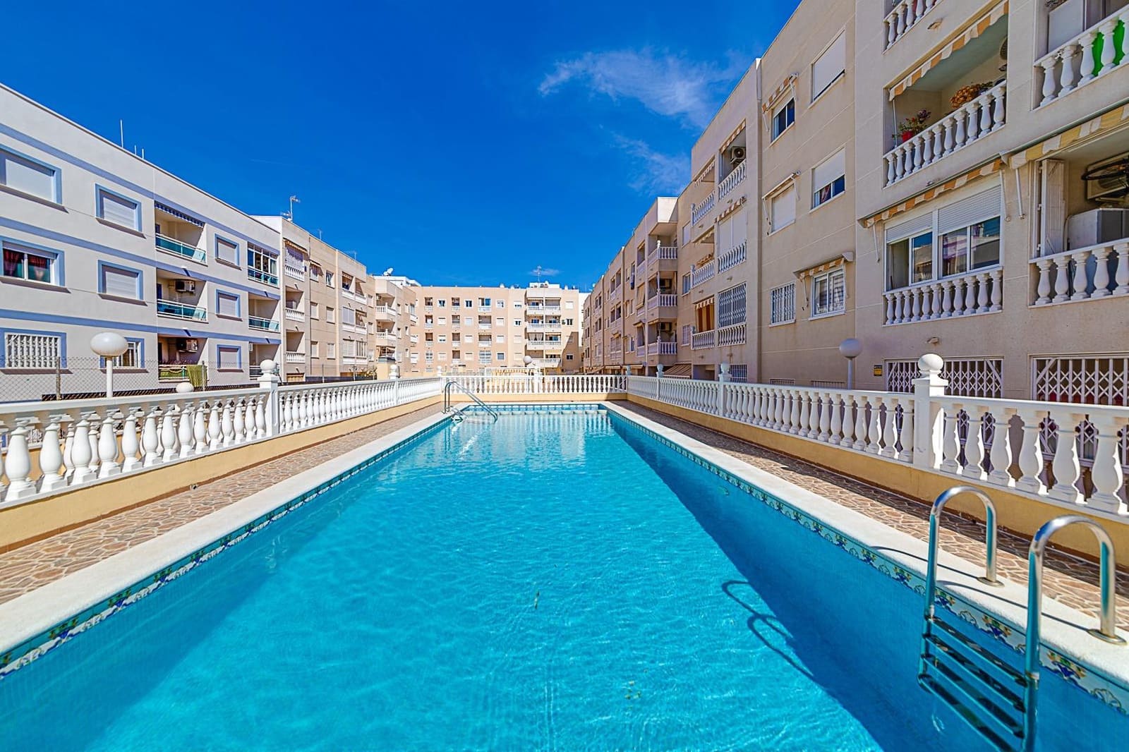 Apartamento de 1 habitación en Torrevieja en venta con piscina - 138.000 € (Ref: 9262568)