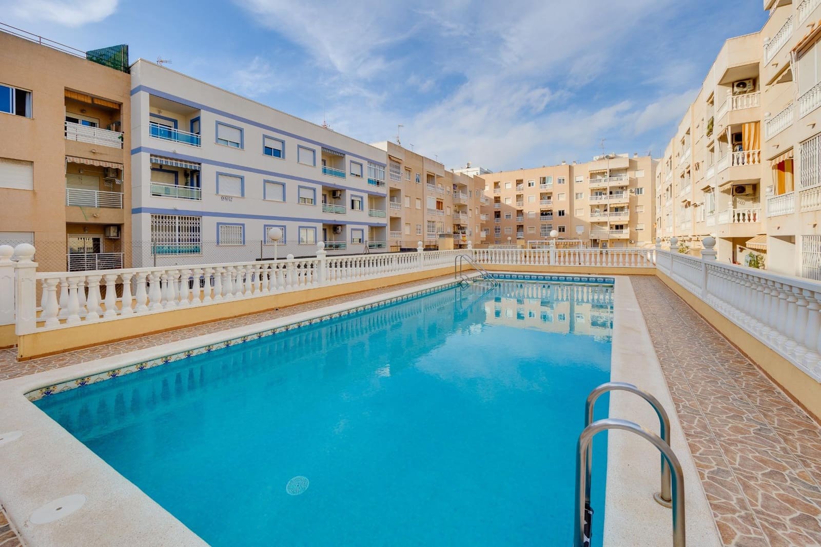 Apartamento de 1 habitación en Torrevieja en venta con piscina - 138.000 € (Ref: 9262568)