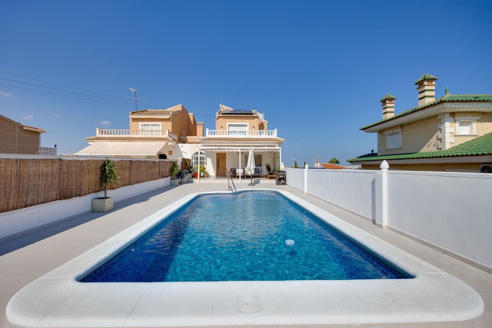 4 soveværelse Villa til leje i Torrevieja med swimmingpool garage - € 2.500 (Ref: 9317838)