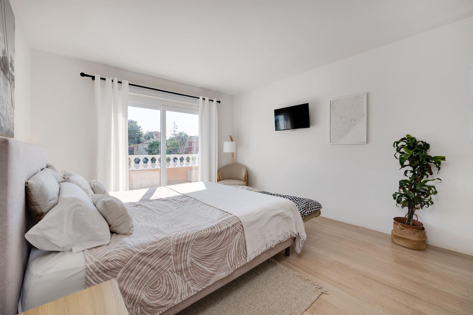 4 soveværelse Villa til leje i Torrevieja med swimmingpool garage - € 2.500 (Ref: 9317838)
