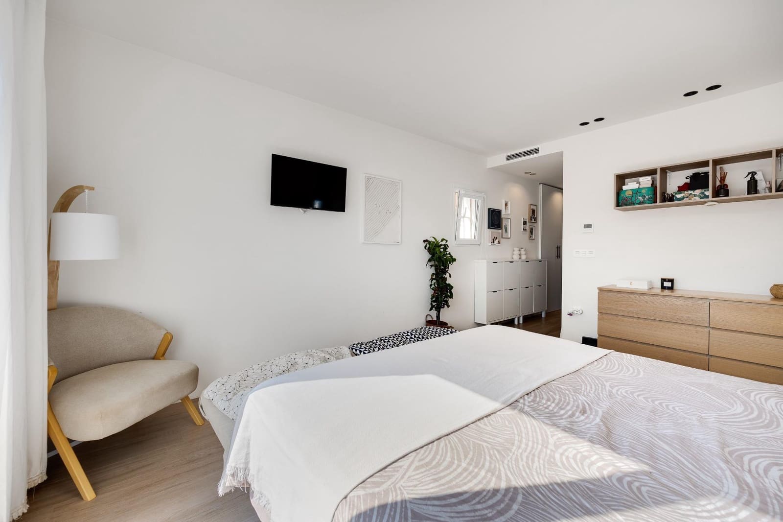 4 soveværelse Villa til leje i Torrevieja med swimmingpool garage - € 2.500 (Ref: 9317838)