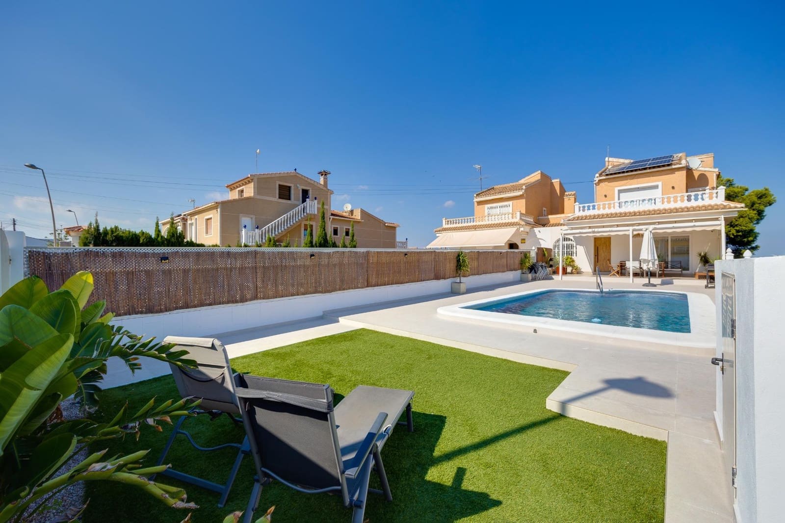 4 soveværelse Villa til leje i Torrevieja med swimmingpool garage - € 2.500 (Ref: 9317838)