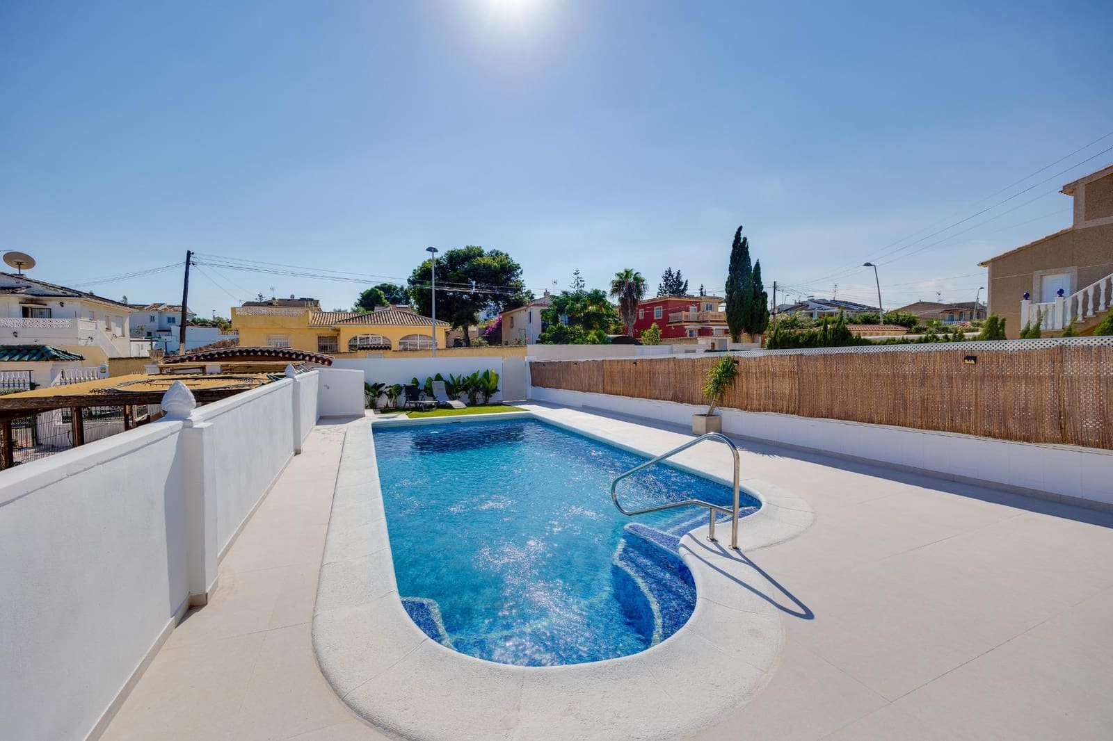 4 soveværelse Villa til leje i Torrevieja med swimmingpool garage - € 2.500 (Ref: 9317838)