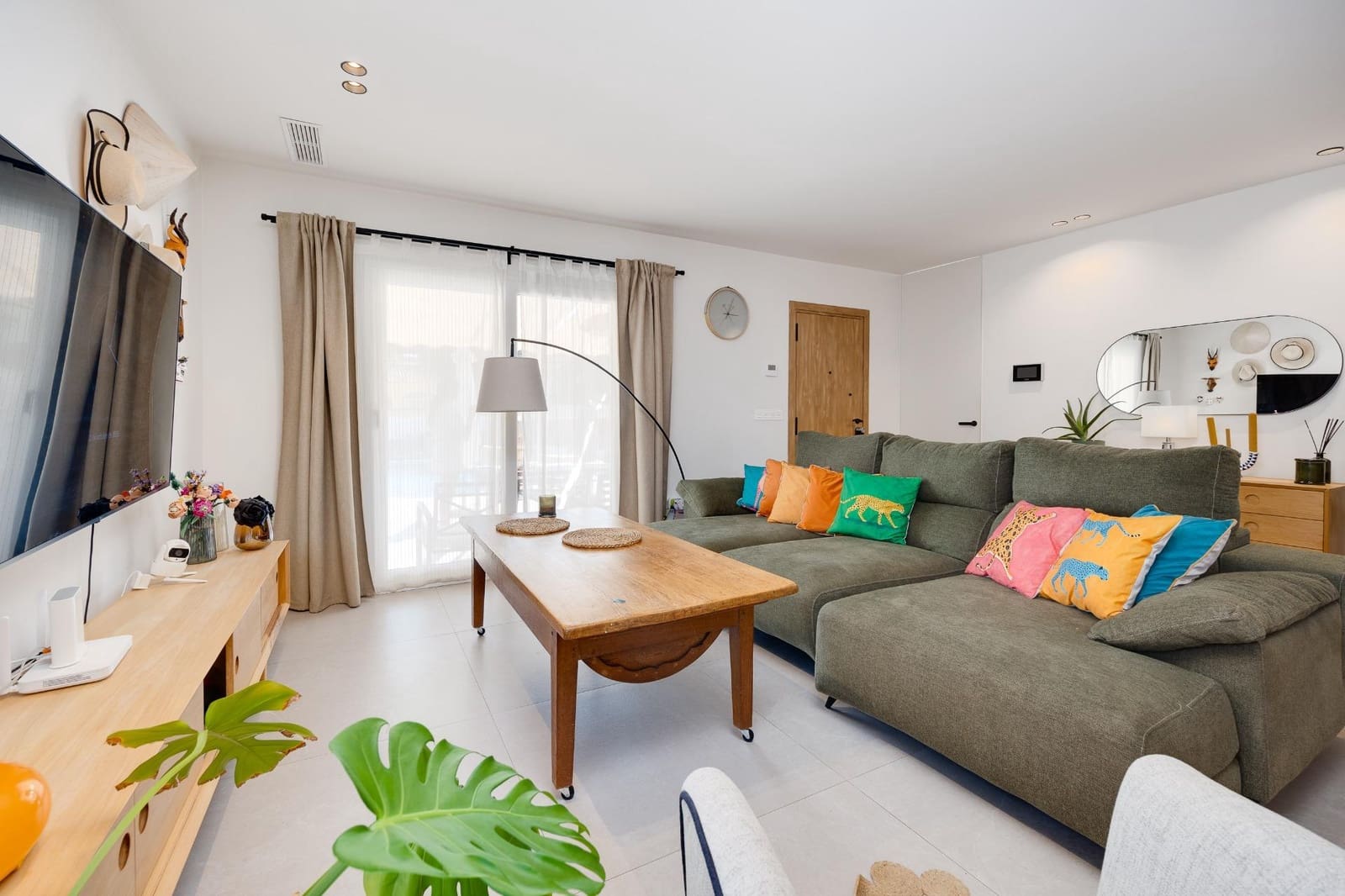 4 soveværelse Villa til leje i Torrevieja med swimmingpool garage - € 2.500 (Ref: 9317838)