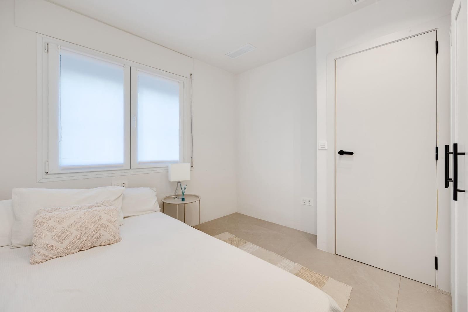 4 soveværelse Villa til leje i Torrevieja med swimmingpool garage - € 2.500 (Ref: 9317838)