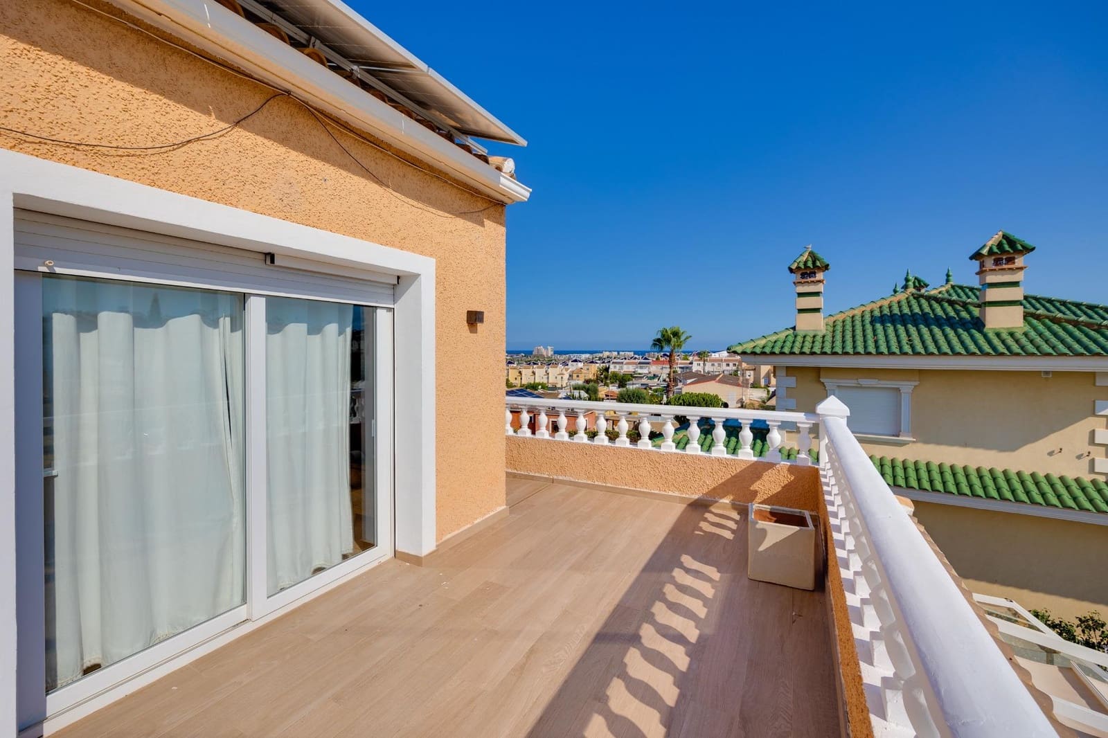4 soveværelse Villa til leje i Torrevieja med swimmingpool garage - € 2.500 (Ref: 9317838)