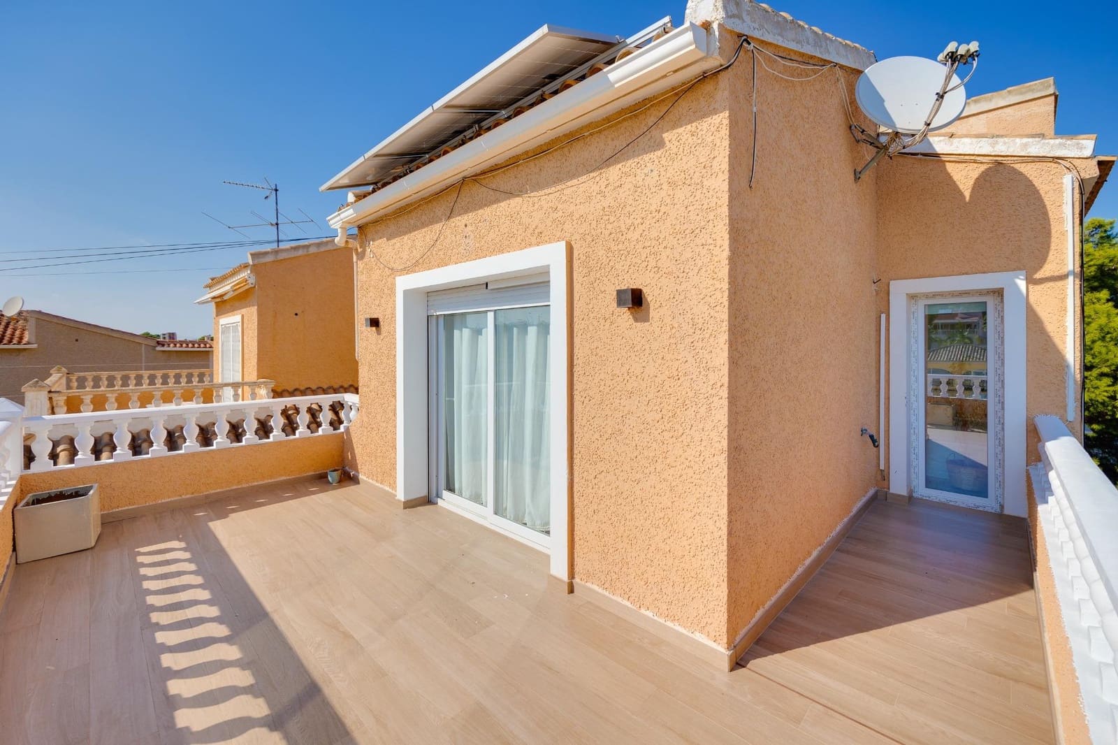 4 soveværelse Villa til leje i Torrevieja med swimmingpool garage - € 2.500 (Ref: 9317838)