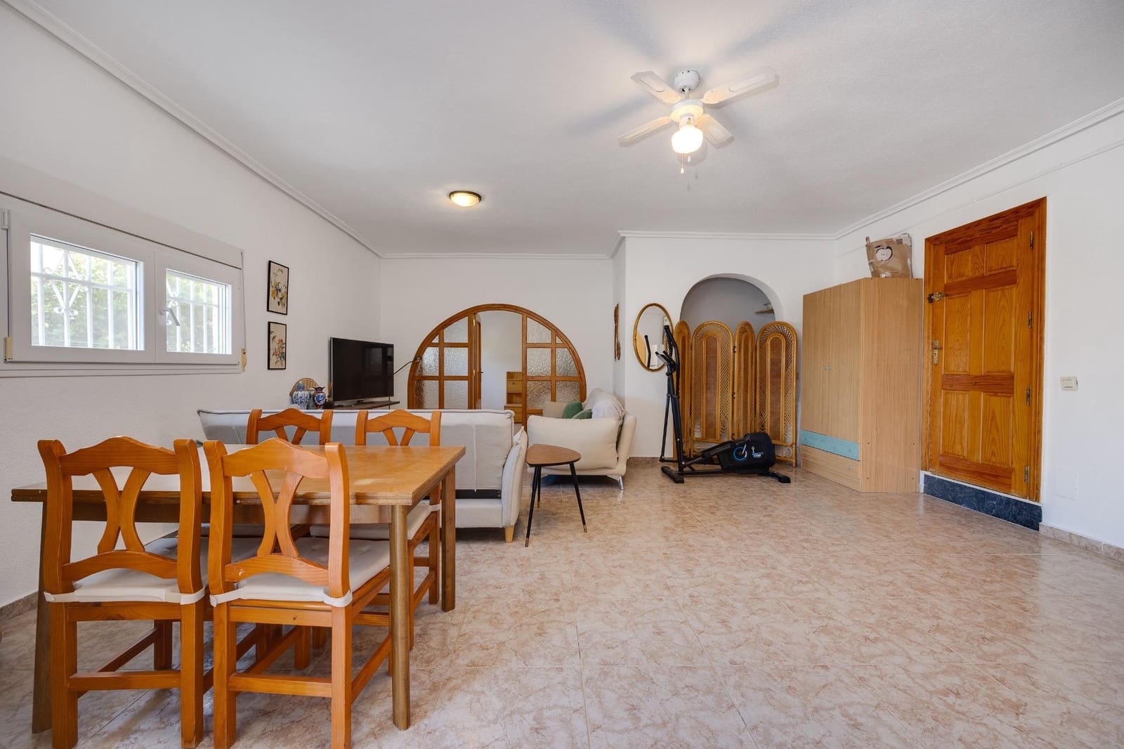 4 soveværelse Villa til leje i Torrevieja med swimmingpool garage - € 2.500 (Ref: 9317838)