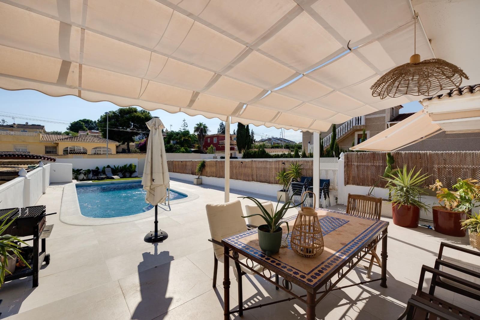 4 soveværelse Villa til leje i Torrevieja med swimmingpool garage - € 2.500 (Ref: 9317838)