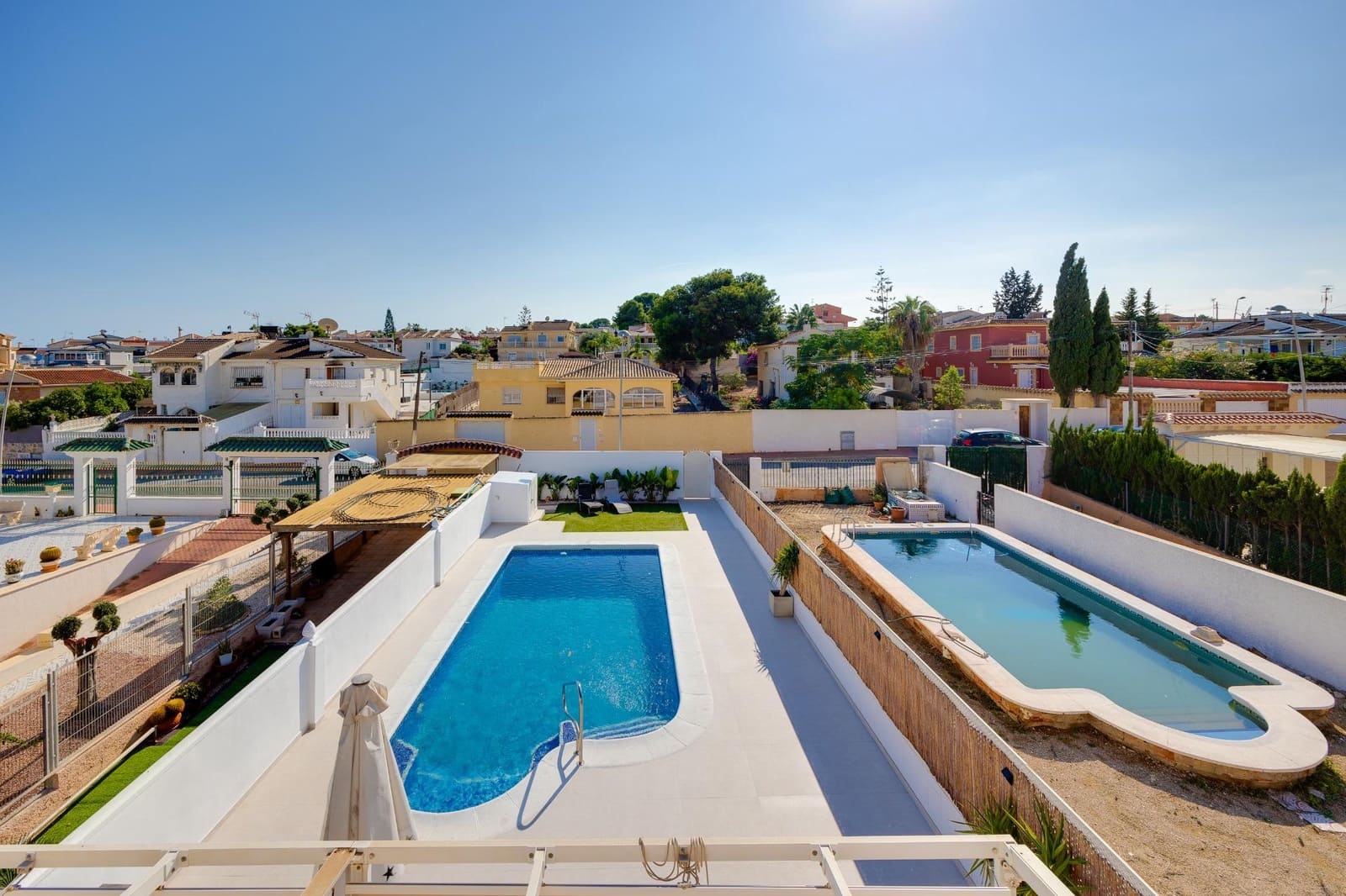 4 soveværelse Villa til leje i Torrevieja med swimmingpool garage - € 2.500 (Ref: 9317838)