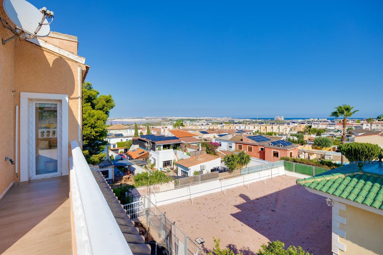 4 soveværelse Villa til leje i Torrevieja med swimmingpool garage - € 2.500 (Ref: 9317838)