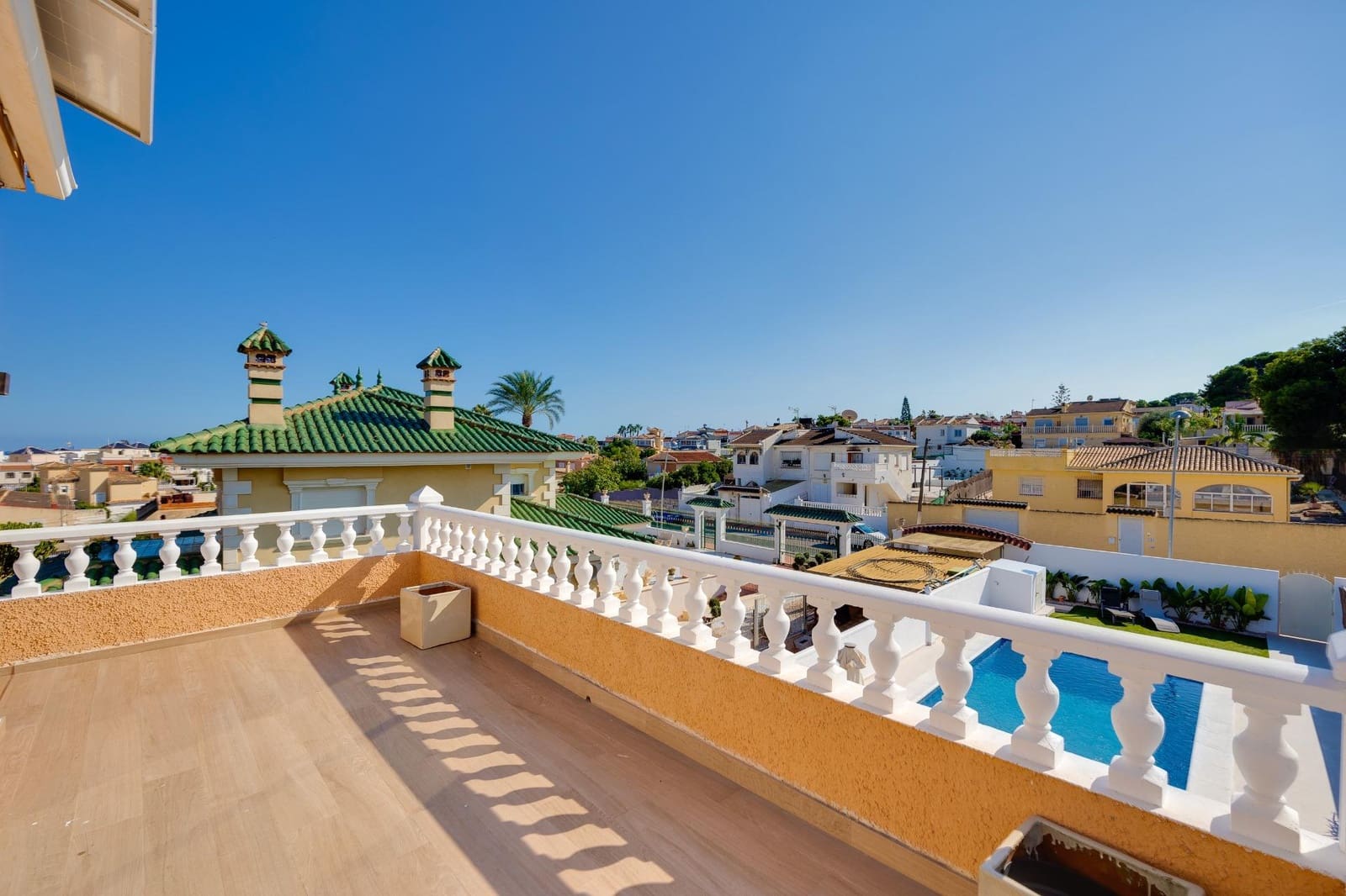 4 soveværelse Villa til leje i Torrevieja med swimmingpool garage - € 2.500 (Ref: 9317838)