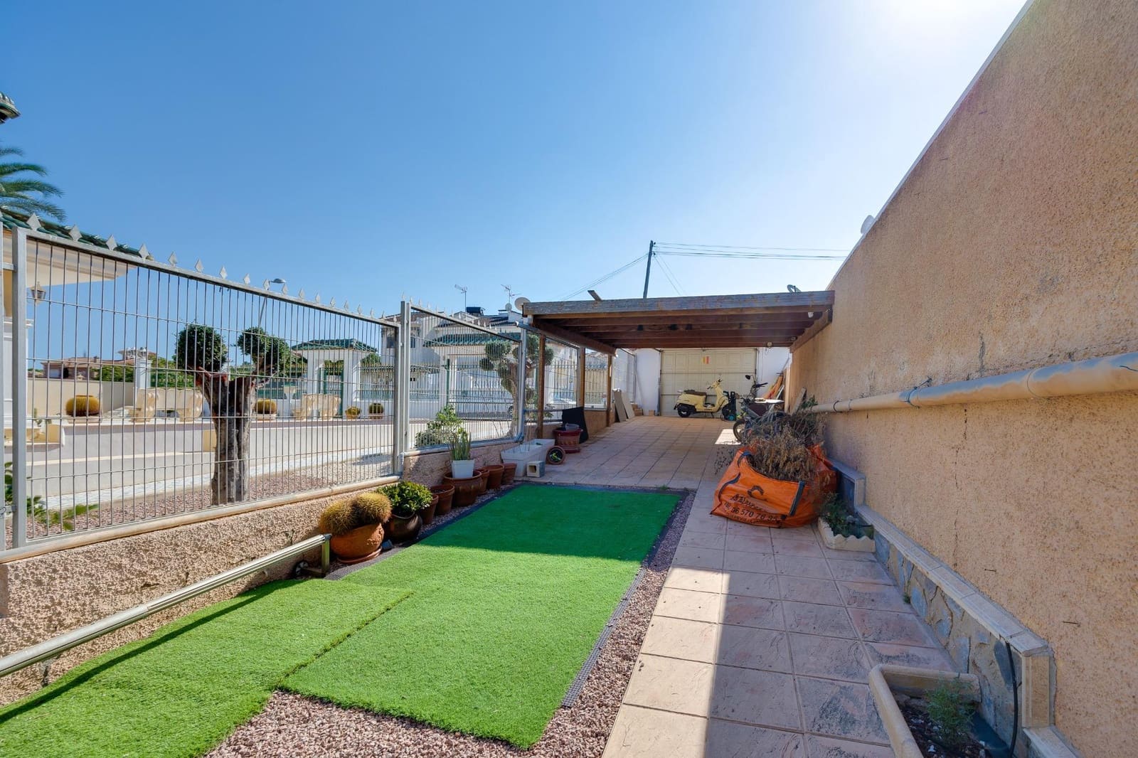 4 soveværelse Villa til leje i Torrevieja med swimmingpool garage - € 2.500 (Ref: 9317838)
