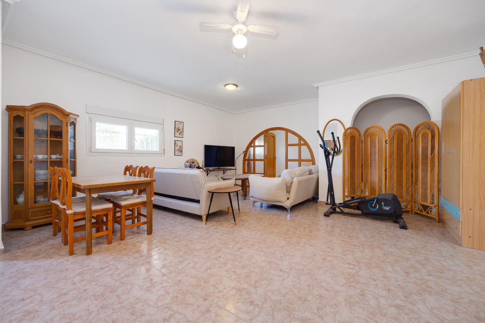 4 soveværelse Villa til leje i Torrevieja med swimmingpool garage - € 2.500 (Ref: 9317838)