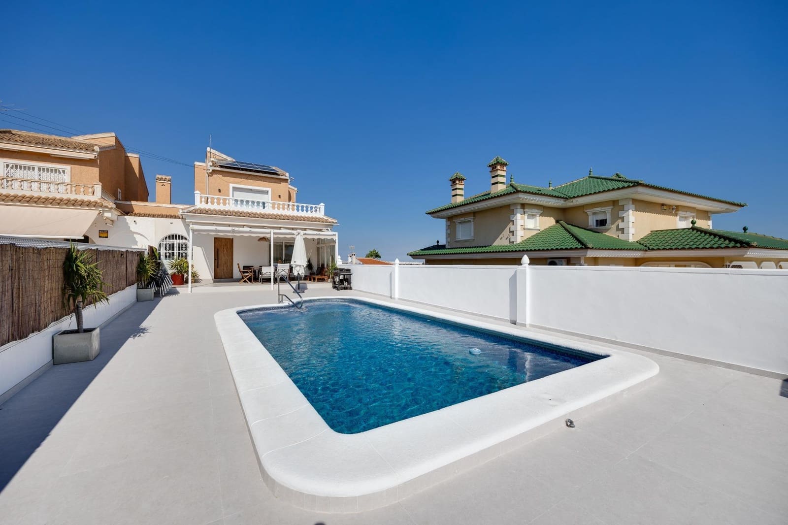 4 soveværelse Villa til leje i Torrevieja med swimmingpool garage - € 2.500 (Ref: 9317838)