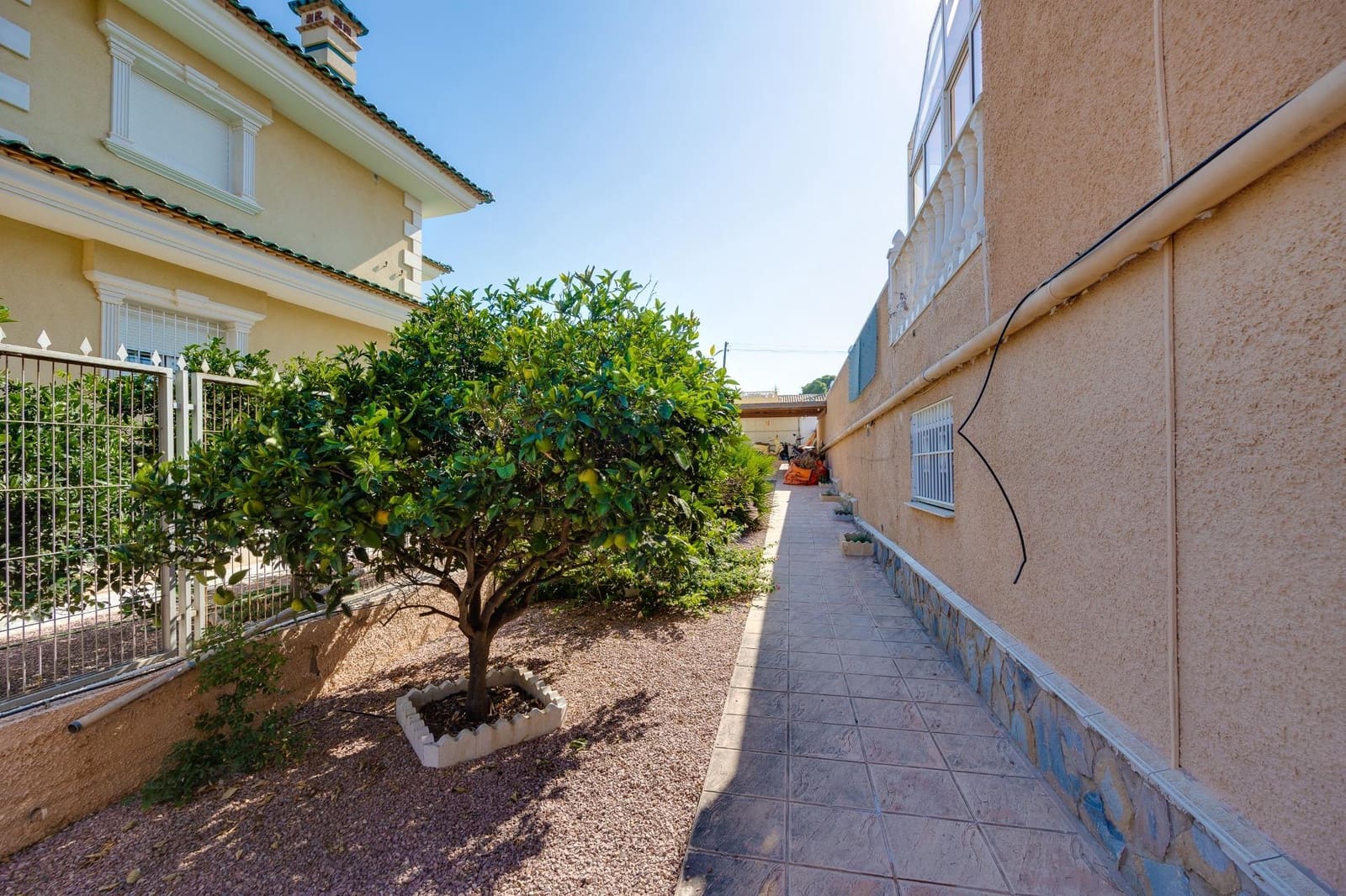 4 soveværelse Villa til leje i Torrevieja med swimmingpool garage - € 2.500 (Ref: 9317838)