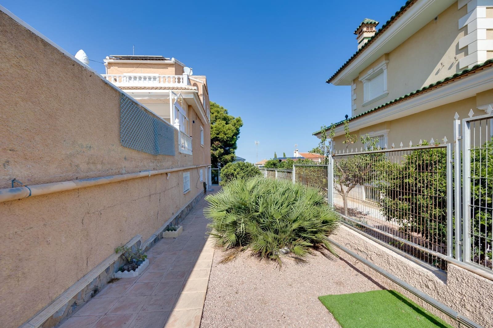 4 soveværelse Villa til leje i Torrevieja med swimmingpool garage - € 2.500 (Ref: 9317838)