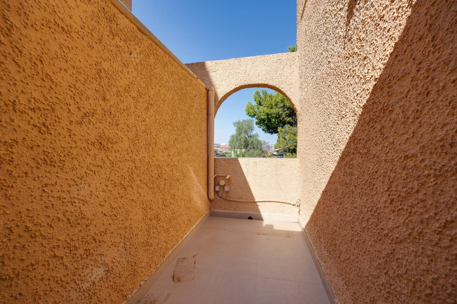 4 soveværelse Villa til leje i Torrevieja med swimmingpool garage - € 2.500 (Ref: 9317838)